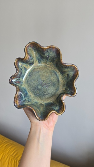 Ciemna mineralna misa ceramiczna, falowany brzeg