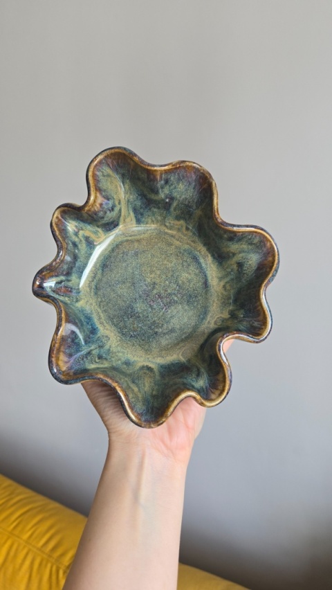 Ciemna mineralna misa ceramiczna, falowany brzeg