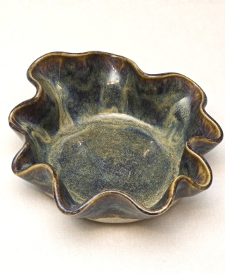 Ciemna mineralna misa ceramiczna, falowany brzeg
