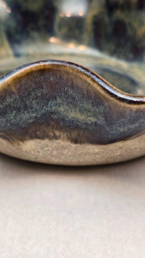 Ciemna mineralna misa ceramiczna, falowany brzeg