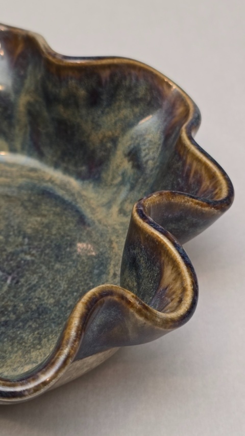 Ciemna mineralna misa ceramiczna, falowany brzeg