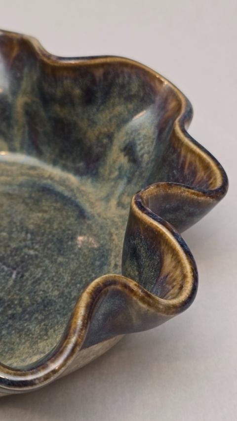 Ciemna mineralna misa ceramiczna, falowany brzeg