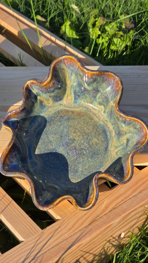 Ciemna mineralna misa ceramiczna, falowany brzeg