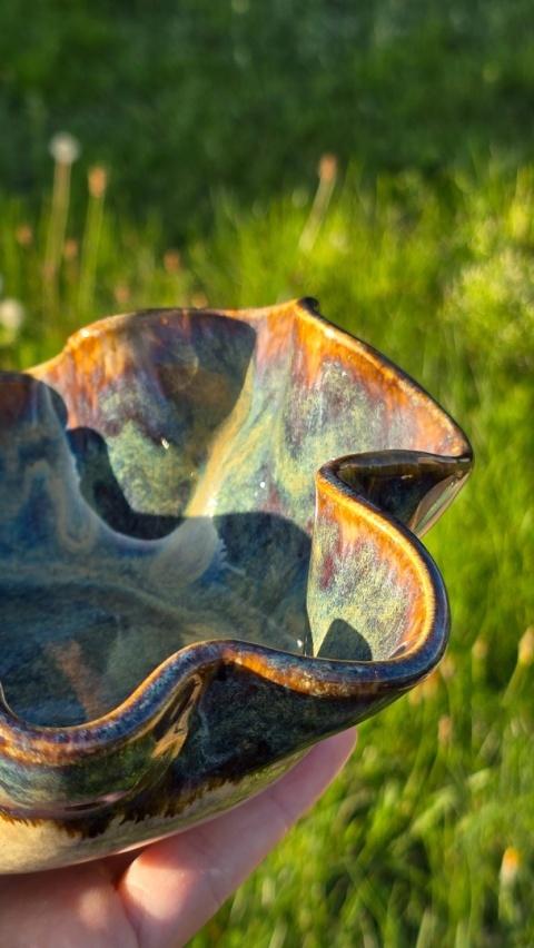 Ciemna mineralna misa ceramiczna, falowany brzeg