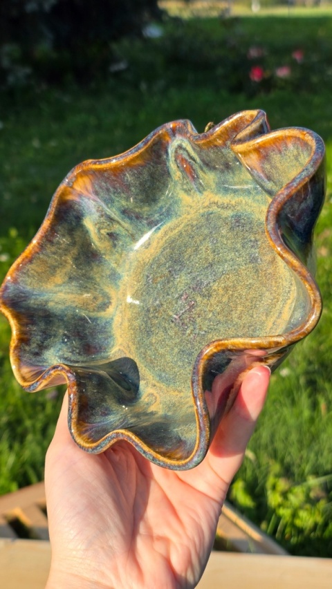 Ciemna mineralna misa ceramiczna, falowany brzeg